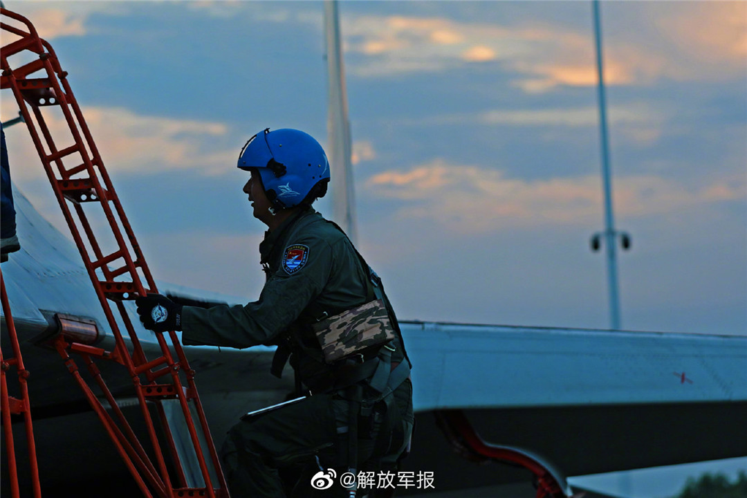 渤海湾畔，战机夜航！